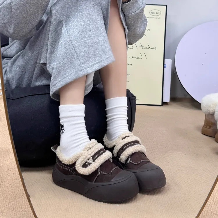 巫六七加绒面包鞋女2025秋冬新款魔术贴棉鞋厚底板鞋圆头毛毛鞋