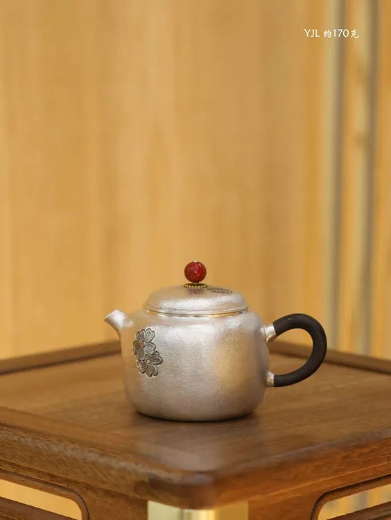 鹤庆足银蝶恋花泡茶壶
