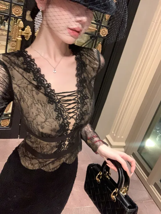 【雅乔定制】洋气时尚V领修身透肤蕾丝长袖打底上衣DYYK-25052480