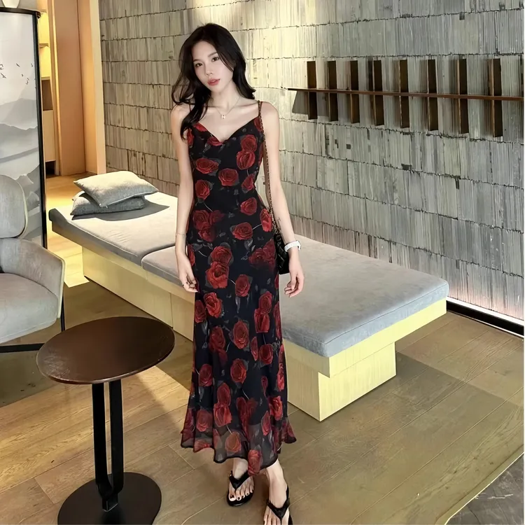 法式纯欲风v领碎花吊带裙夏季新款高级感气质收腰显瘦绝美长裙女