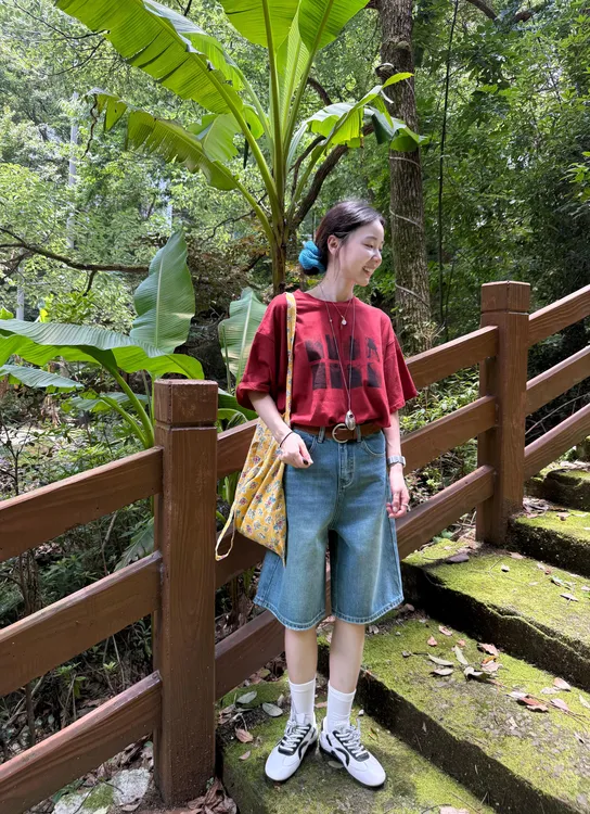 红色人像涂鸦印花短袖T恤夏季2025新款韩版设计感上衣百搭牛仔裤