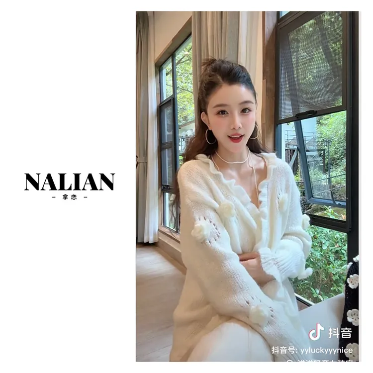 洋洋优选-2025新款单排扣波浪边立体山茶花设计毛衣外套女YY71873