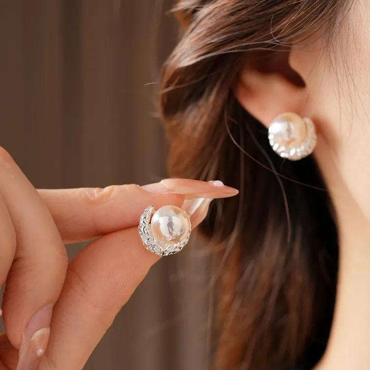 铜合金耳饰 彩光珠珠褶皱月牙耳钉气质精致温柔高级感新款