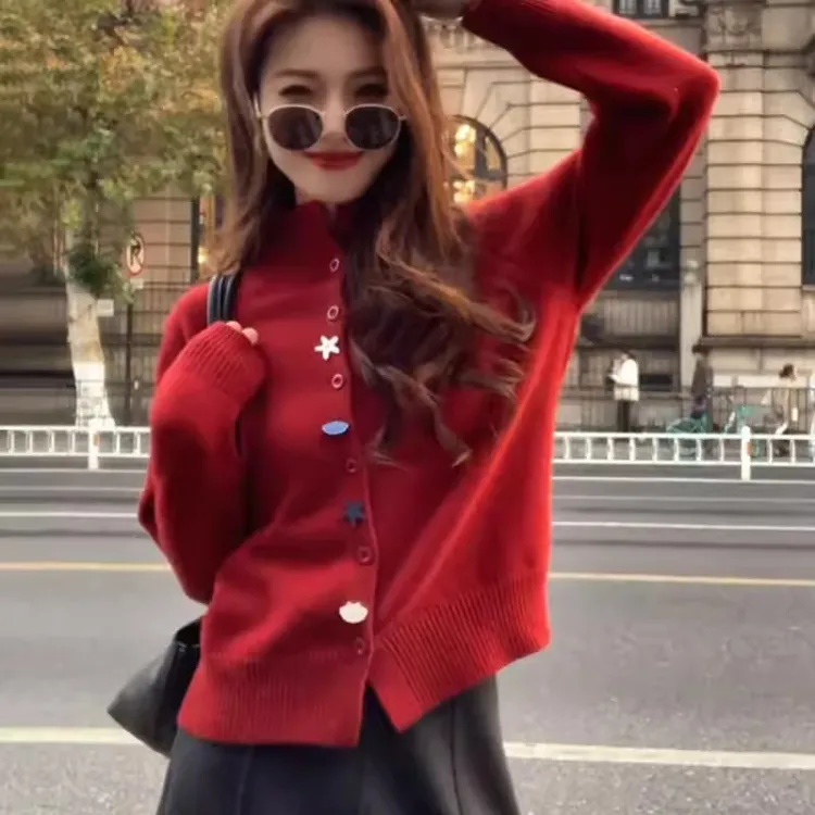 海星扣红色高领毛衣女款2026新款冬日韩系氛围感穿搭针织开衫上衣