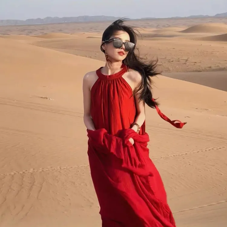 红色挂脖度假风连衣裙女夏季海边旅游氛围感中长款长裙