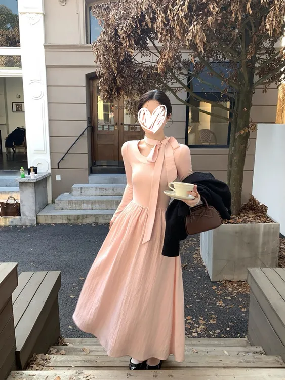 大码胖mm秋冬新款韩版挂脖针织长袖连衣裙女温柔收腰百搭打底长裙