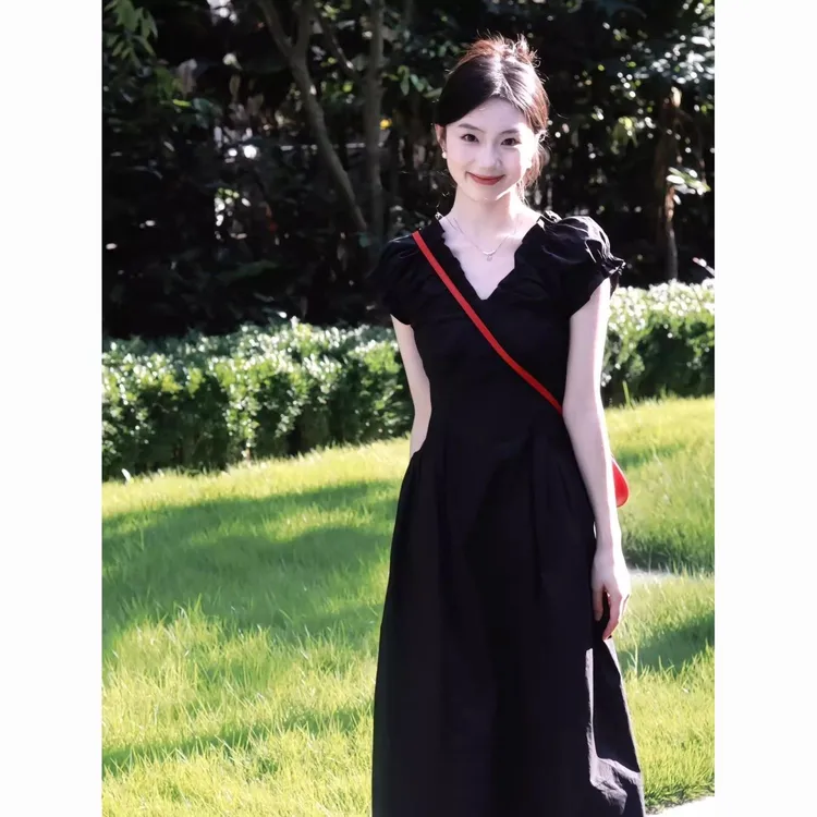 法式赫本风v领黑色连衣裙女夏2025新款度假风收腰显瘦沙滩裙长裙