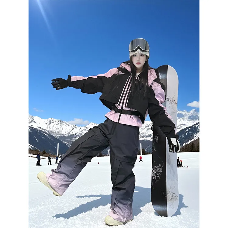 KSKM黑粉拼接滑雪服套装女2025秋冬新款多链斗篷设计御寒保暖雪服