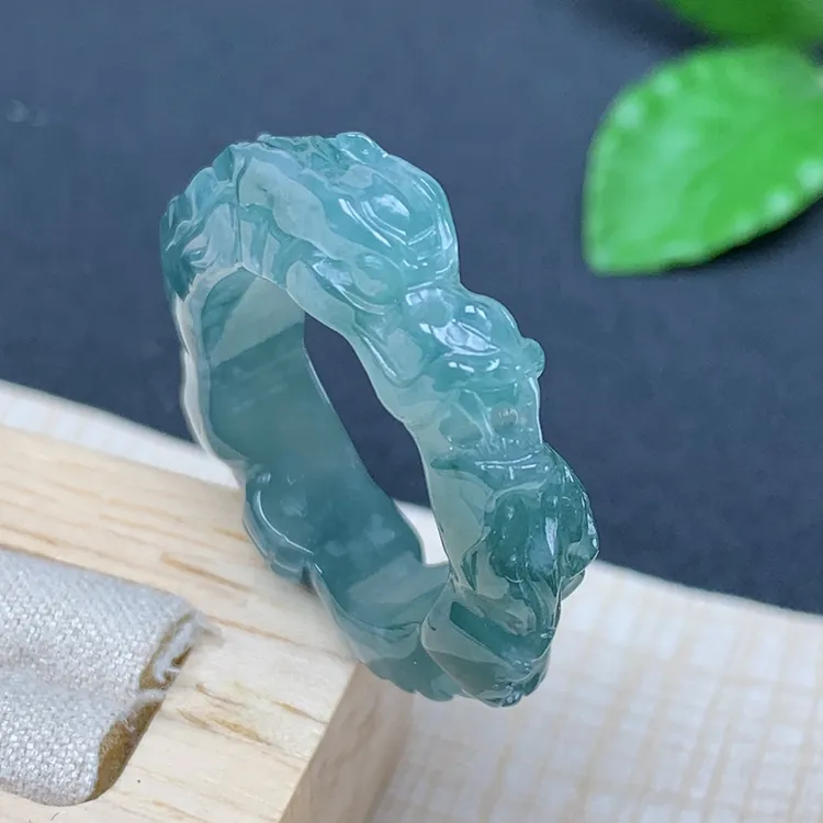  优惠戒指内径19.5纯天然翡翠A货雪花棉飘花龙行天下浅绿龙扳指