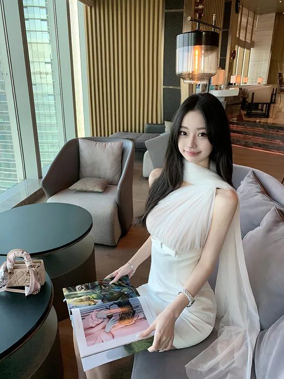 法式气质纯欲风性感辣妹白色斜肩网纱拼接连衣裙露肩收腰显瘦短裙