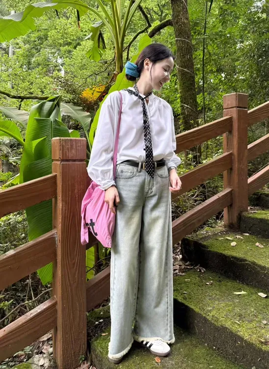 早秋2025新款法式白色设计感长袖衬衫女高级polo领衬衣百搭牛仔裤