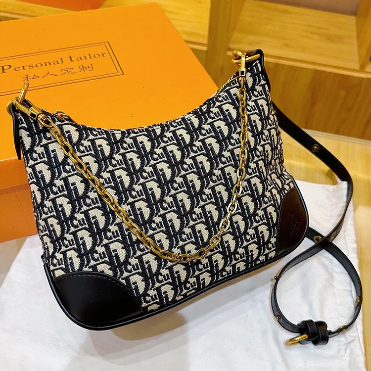 复古轻奢质感斜挎包刺绣腋下托特单肩大容量牛角包女包