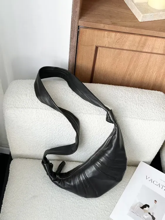 头层牛皮羊皮小众设计斜挎包可颂包牛角包