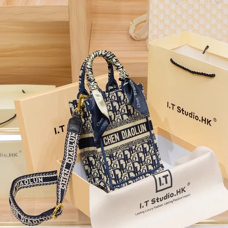 香港刺绣手提琴谱包超火小托特包女2025新款春夏高级感单肩斜挎包