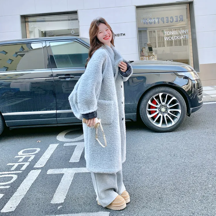 蓝色温柔风羊羔毛拼接中长款外套女2025冬季新款宽松慵懒毛绒大衣