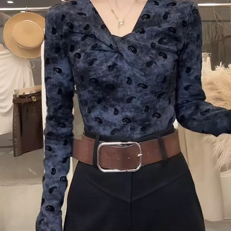 2025秋冬新款气质V领长袖T恤女加绒显瘦打底衫洋气时尚小衫上衣潮