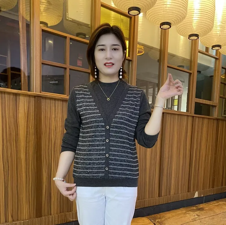 2025秋季新款假两件条纹长袖纽扣中老年女装拼接洋气小衫