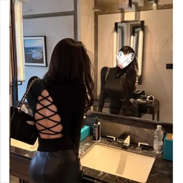 梦优莱小众炸街露背交叉镂空半高领内搭长袖T恤女秋冬内搭打底衫