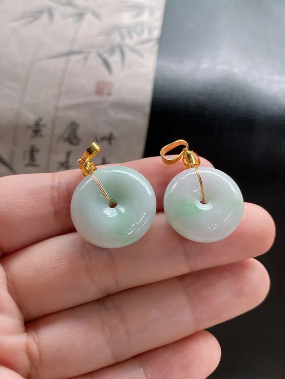 天然缅甸翡翠A货，飘绿平安扣吊坠尺寸大小18mm*4mm 随机发一