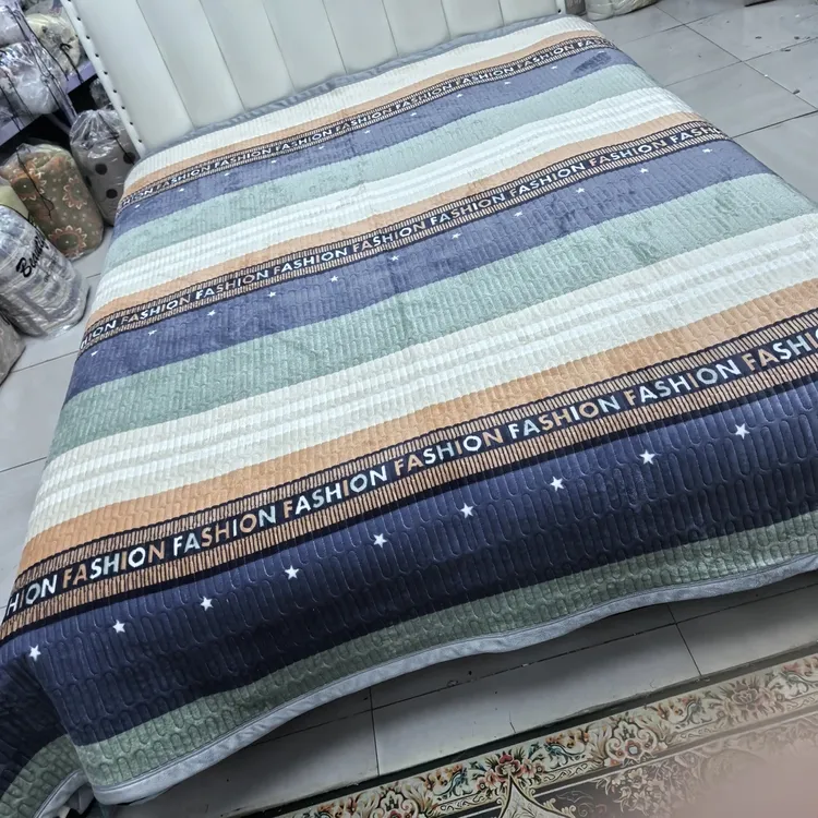 加绒宽边床盖《字母条纹》2米✕2.3米