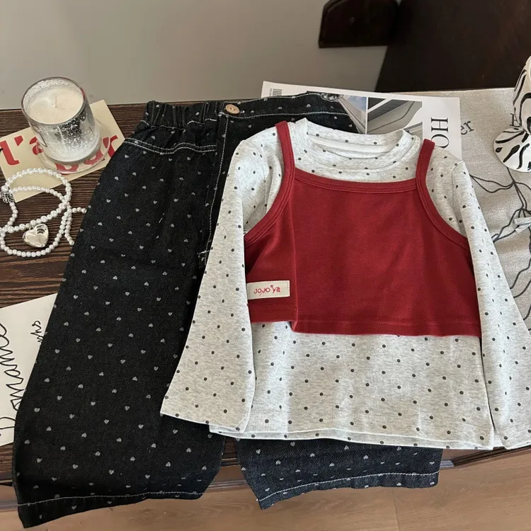 韩版2025新款春季品质童装圆点打底衫+红色吊带衫+屁帘爱心牛仔裤