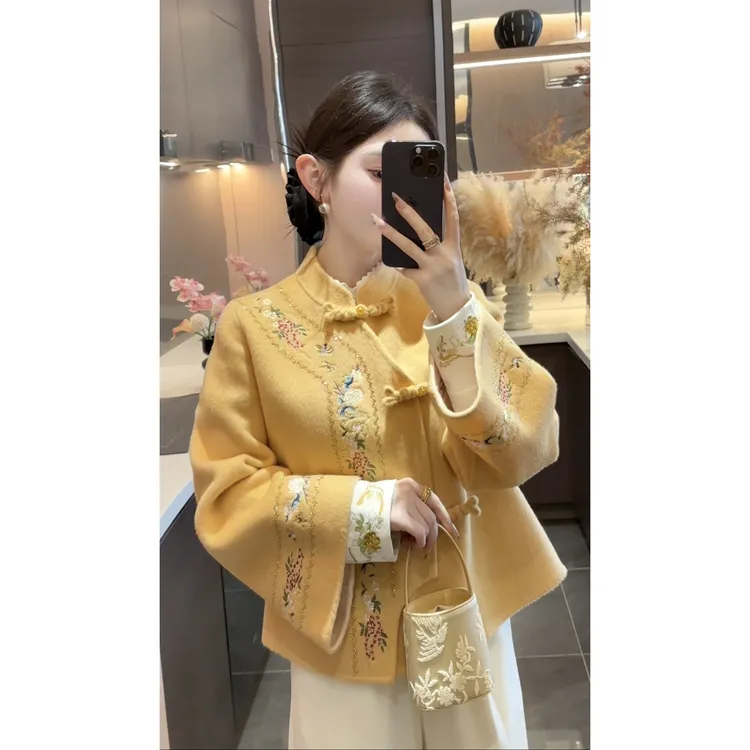 【周粥】【凤仪】2025秋冬新款刺绣盘扣斜门襟立领羊毛大衣JJQ5DY6304