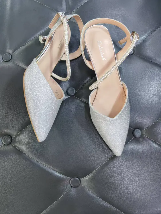 被这两双闪钻凉鞋美到  精致细带，闪耀鞋面，适配约会与小礼裙。