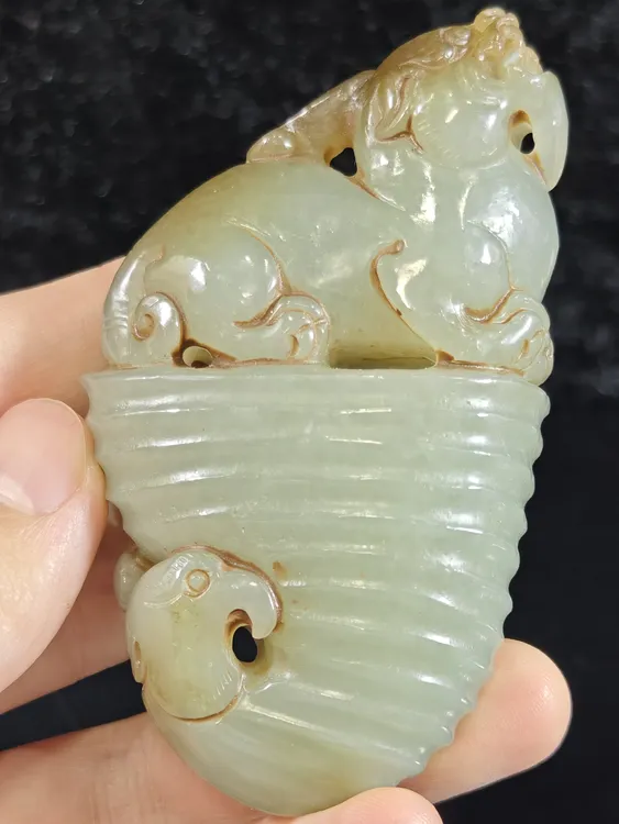 旧藏天然和田玉府上有龙手把件