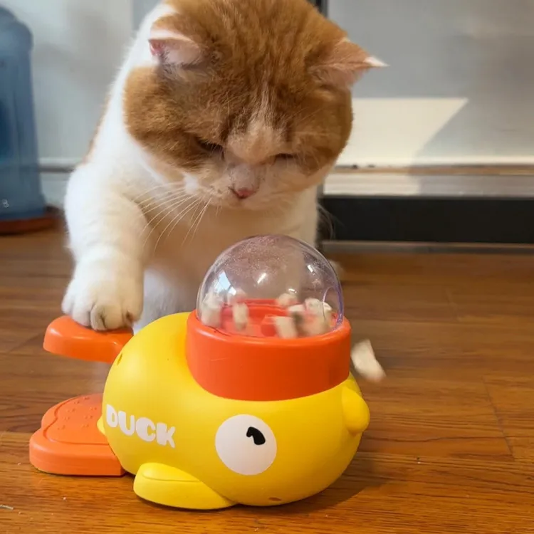 新品小黄鸭宠物投食猫咪狗狗互动用品解闷玩具自动小黄鸭漏食器