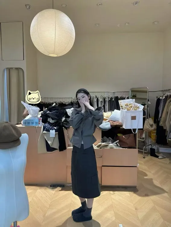 2025秋季新款韩系气质翻领收腰衬衫女高级感别致衬衣上衣百搭半裙