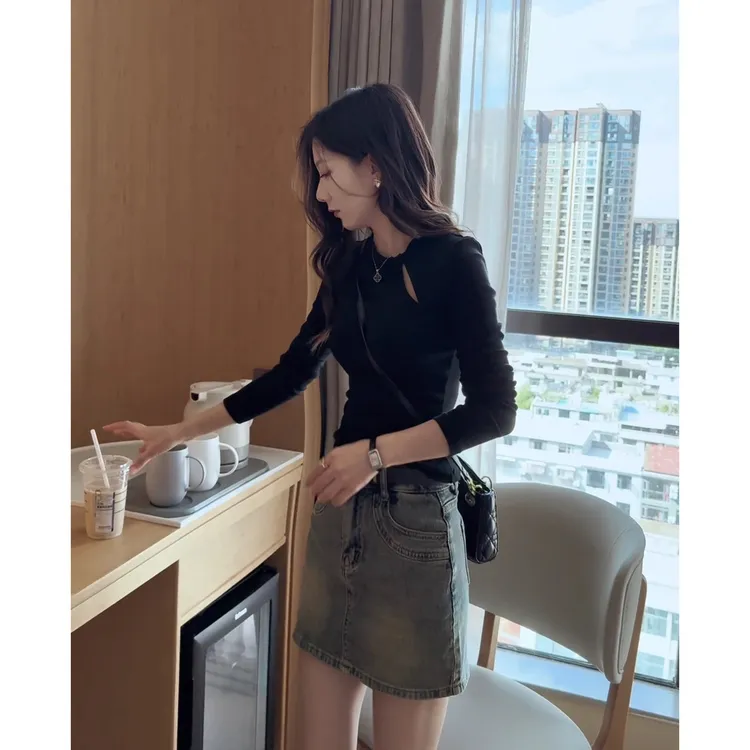 2025秋冬新款镂空设计感长袖t恤女修身打底上衣加牛仔显瘦套装