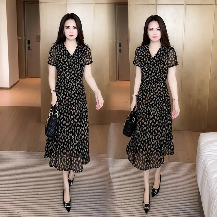 轻奢修身连衣裙女2025夏季新款气质V领短袖中长款过膝波点a字裙子
