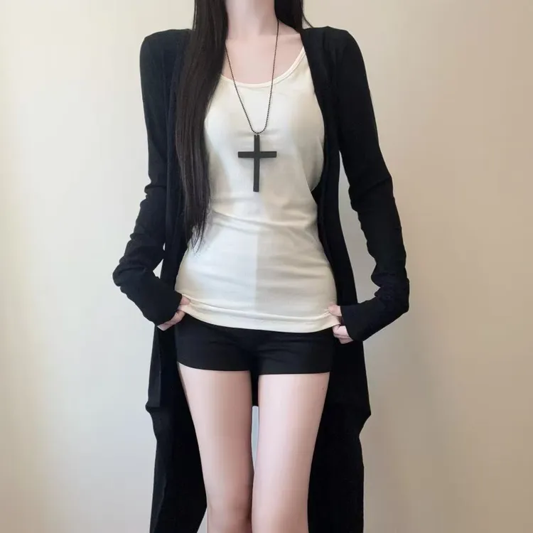 iqcq气球熊辣妹不规则下摆针织开衫白色吊带背心女黑色高腰短裤