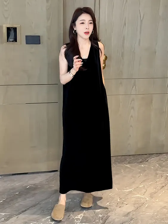 赫本风黑色丝绒V领无袖连衣裙女2025秋季新款显瘦气质背心长裙子