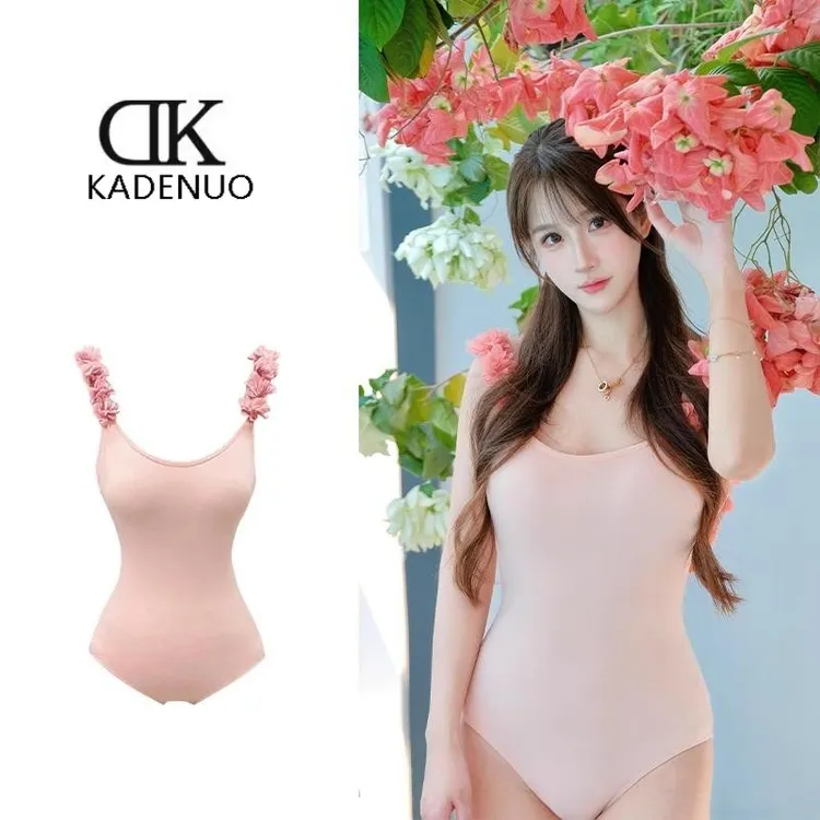 【咖德诺】自带胸垫立体花朵吊带泳衣女修身甜辣连体泳衣女纯欲风