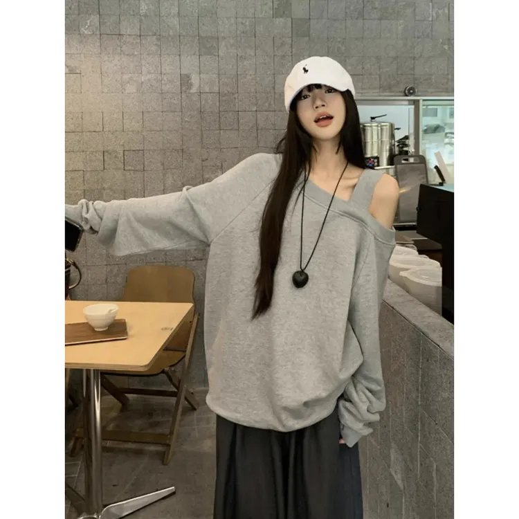 秋季新款设计感小众美式灰色长袖斜肩卫衣女露肩套头宽松休闲上衣