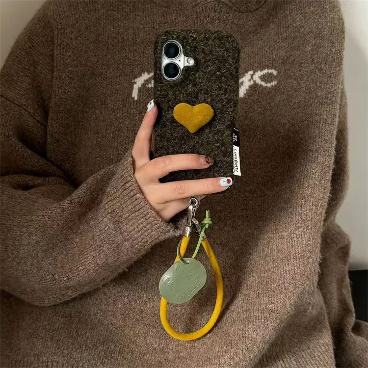 ins复古橄榄绿爱心毛绒适用iPhone17promax手机壳16pro手提挂件15