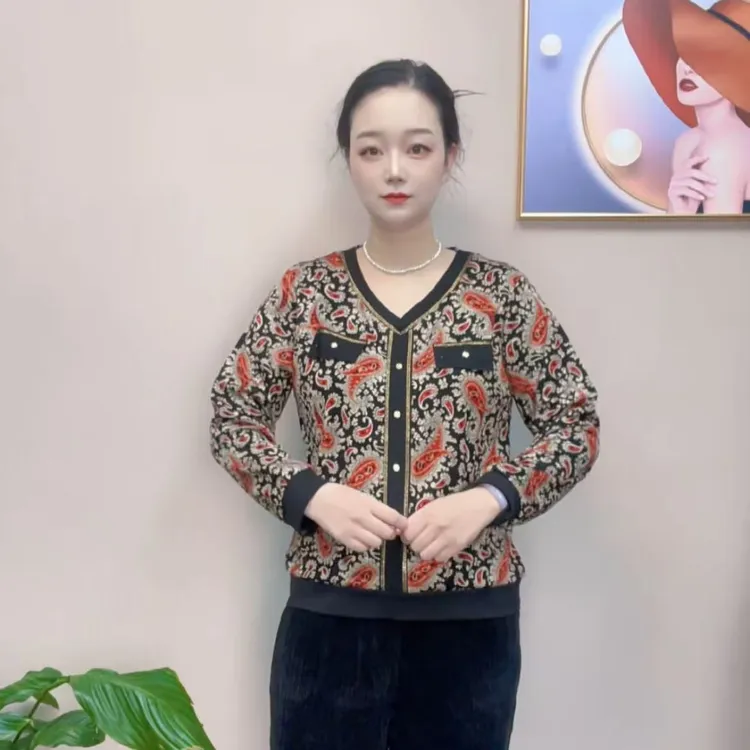 秋季新款宽松遮肉碎花拼色烫钻V领长袖打底衫上衣妈妈装