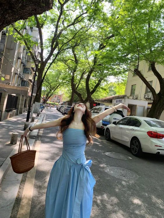 设计感多巴胺海岛度假风泰式长裙褶皱不规则抹胸系带蝴蝶结连衣裙