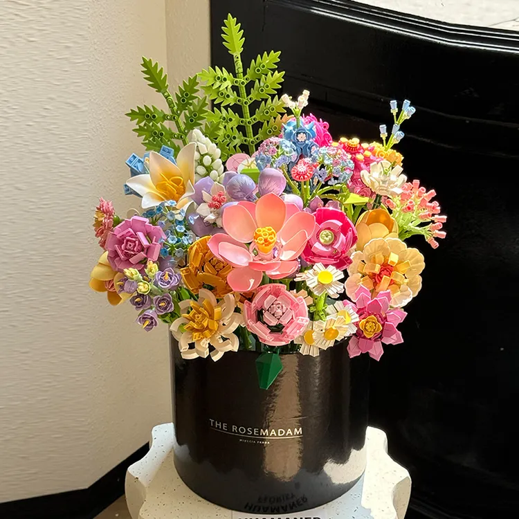 积木花束拼装一整套抱抱桶玫瑰花礼物适合送女友情人节生日礼物
