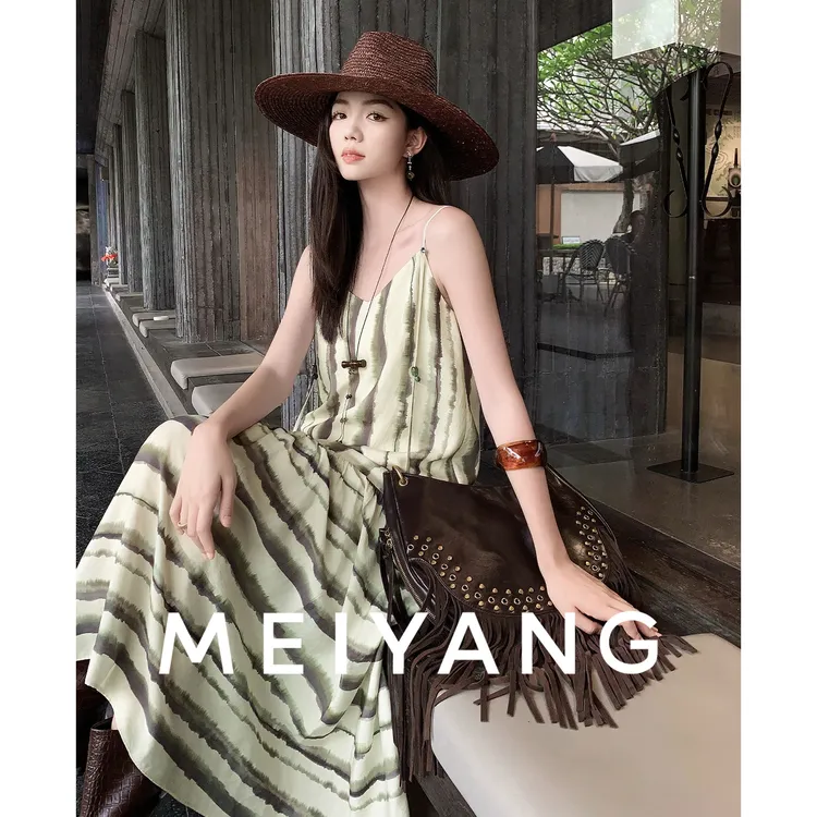 A美洋MEIYANG【商场同款】艺术线连衣裙 墨染条纹印花吊带裙-周四