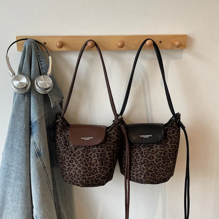 麂皮绒豹纹水桶包2025秋冬新款女包休闲时尚百搭单肩斜挎包南瓜包