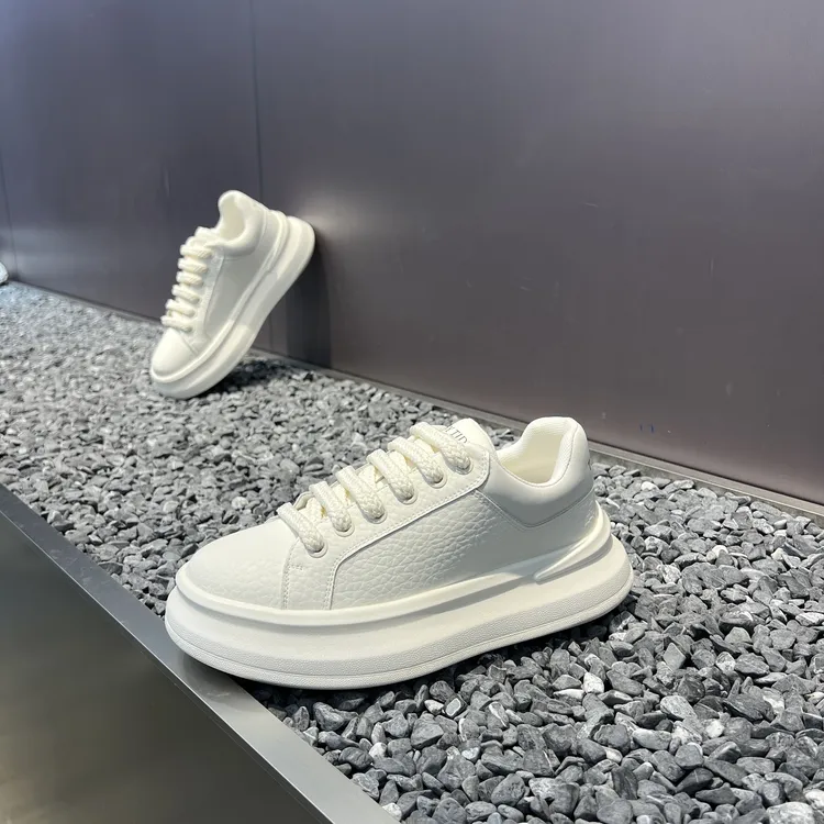 2025四季新款增高厚底低帮平底时尚透气软底麦昆休闲鞋