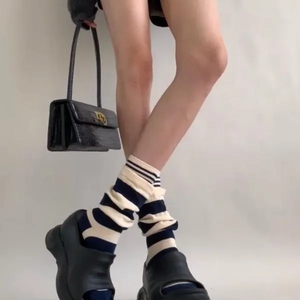 越穿越喜欢～假两件的设计 安可拉红搭配条纹叠穿堆堆袜巨高级yw