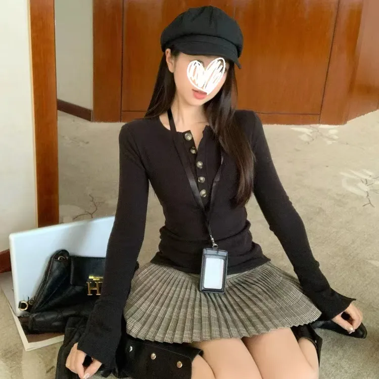 辣妹设计感v领纽扣百搭长袖正肩T恤打底衫秋冬收腰显瘦上衣8012