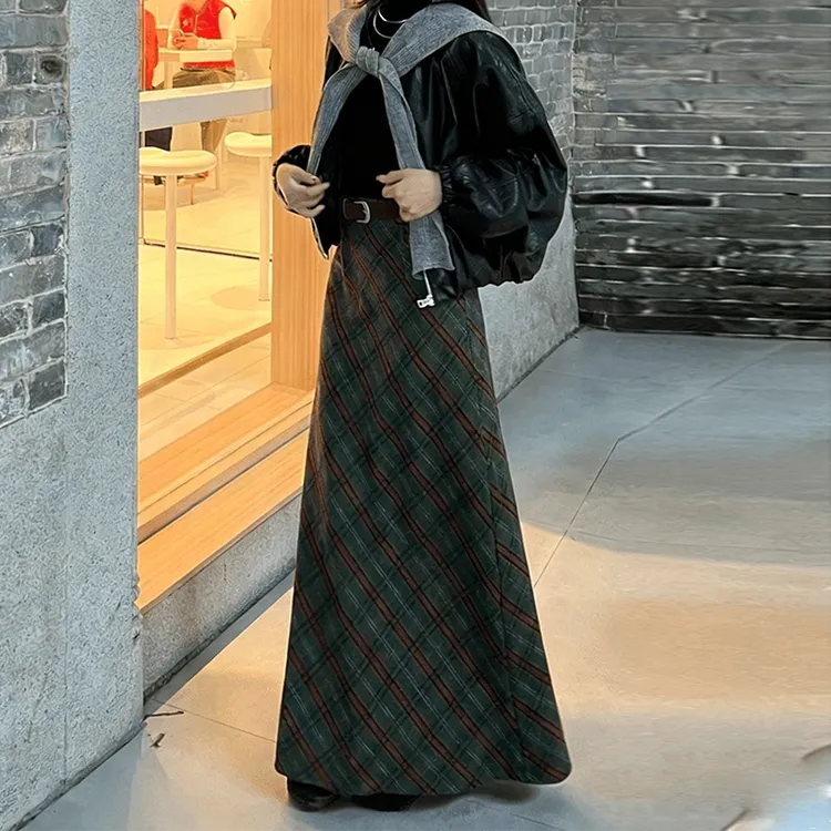 高级感斜裁格纹显瘦直筒半身裙女秋冬新款韩版高腰遮胯A字长裙
