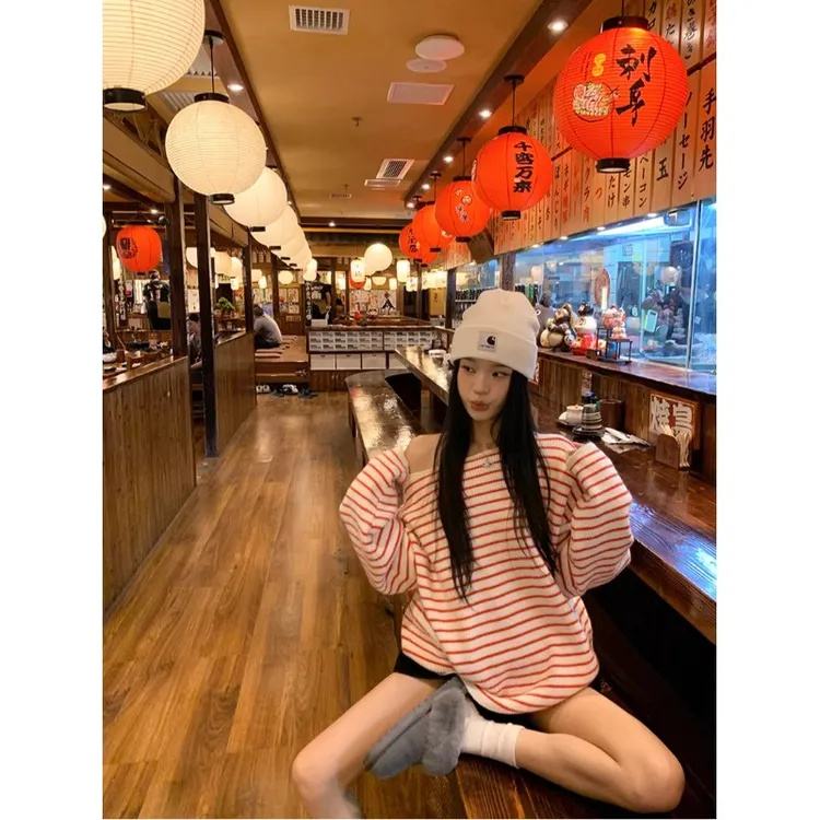红白条纹斜肩长袖毛衣慵懒高级感针织衫女秋冬季宽松休闲露肩上衣