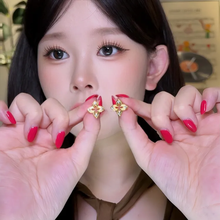 合金耳饰 爆款中古风精工拉丝四叶草耳钉镶钻镂空小众设计高级感