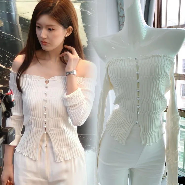 许我耀眼赵露思同款一字肩珍珠扣针织衫露肩白色修身上衣女秋冬