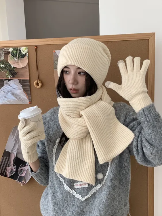 【带上诺羊毛手套照样玩手机】轻柔保暖围巾三件套防寒时尚ins韩版